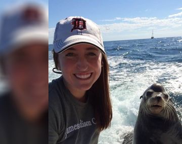 Raylin (la de la izquierda) le agradeció el saludo a su papá