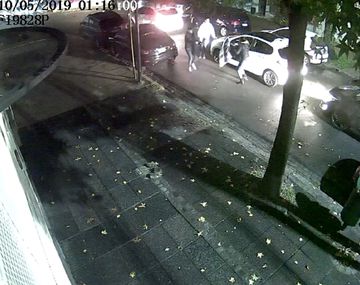 Violento robo de un auto en Villa del Parque: siguieron a la conductora y tiraron al perro