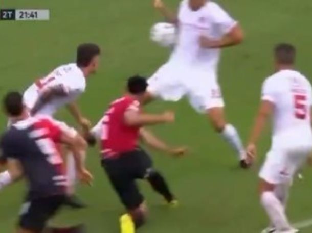 Polémica en Barracas-Newells: Scocco y Maxi Rodríguez cuestionaron el arbitraje