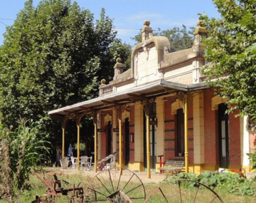 Escapadas en Buenos Aires: el pueblo rural de 350 habitantes con una antigua estación de tren