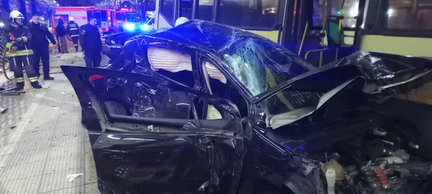 Así quedó destrozado el Peugeot 308 en Plaza Italia. Así quedó destrozado el Peugeot 308 en Plaza Italia.