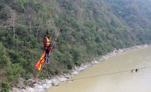 Murió por colgarse del pelo para batir el récord Guinness