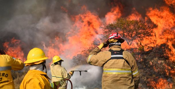 Incendios en Córdoba: arduo trabajo de los bomberos para combatir el fuego 