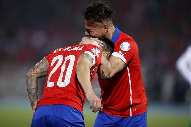 Chile vence a Uruguay y se mete en semifinales