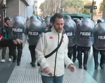 Policía le disparó en vivo a un periodista de C5N durante la marcha de jubilados
