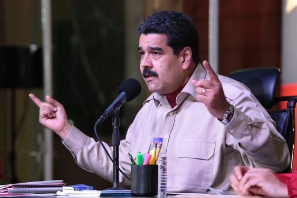 Venezuela: el gobierno recorta gastos por la caída del precio del petróleo