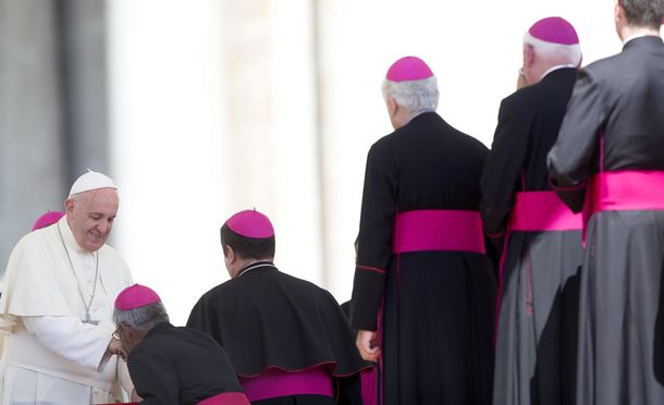 El Papa estableció un procedimiento para juzgar a sacerdotes que cometan abusos