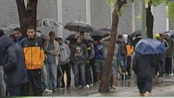la lluvia no los freno: hinchas de boca reventaron las boleterias la lluvia no los freno: hinchas de boca reventaron las boleterias