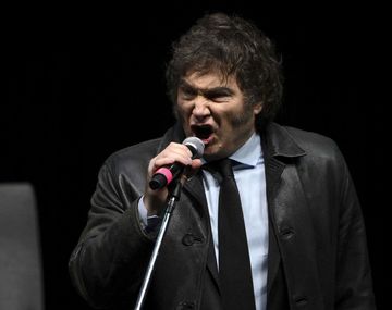 Milei le creyó a una fake news que aseguraba que estaba invitado a cantar con AC/DC en Argentina