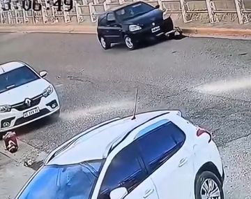 una mujer abrió el capot para revisar la batería y fue atropellada por su propio auto.&nbsp;