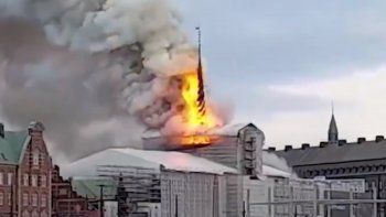 Un voraz incendio destruye la Bolsa de Copenhague