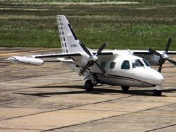Una foto de la avioneta antes de 2014, cuando tenía las viejas hélices Una foto de la avioneta antes de 2014, cuando tenía las viejas hélices