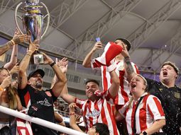 Desde la tribuna: así levantó la copa Verón tras la consagración de Estudiantes