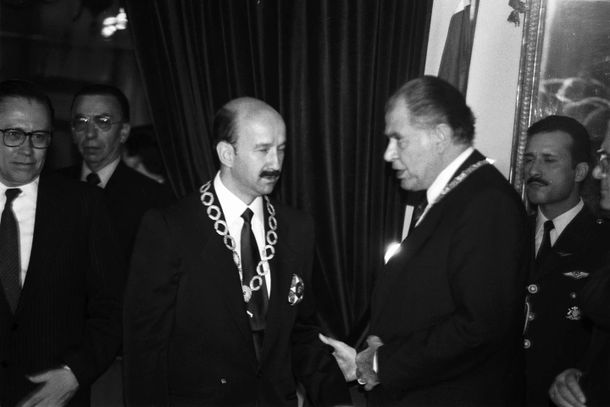 Los presidentes Carlos Salinas de Gortari (de México) y Patricio Aylwin (de Chile) firman un Tratado de Libre Comercio en 1991.&nbsp;