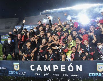 Colón aplastó a Racing en la final y por primera vez es campeón