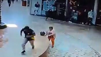 Una mujer se salva de milagro de que la aplaste un cristal en México Una mujer se salva de milagro de que la aplaste un cristal en México