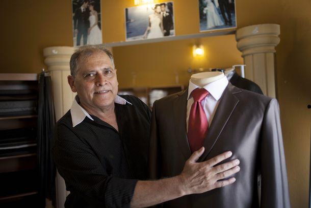 Un sastre paraguayo y su revolucionario traje anticorrupción