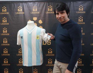 Habló el argentino que no pudo comprar la camiseta de Maradona: Nos sacaron la ilusión
