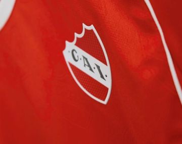 Independiente dio marcha atrás tras las quejas: renovó con su sponsor de indumentaria