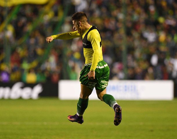 Stefanelli festeja el agónico gol que le dio el triunfo a Defensa y Justicia ante Chapecoense