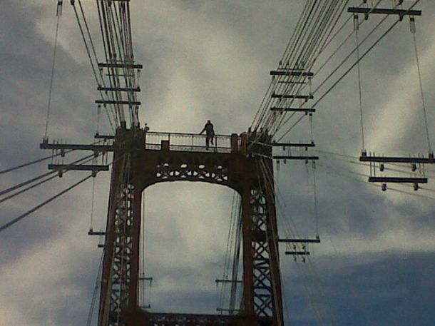 Un remisero amenazó con tirarse del puente colgante de Santa Fe