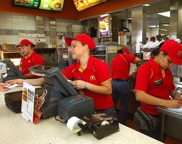 Las cadenas de comidas rápidas completarán los sueldos de todos sus empleados