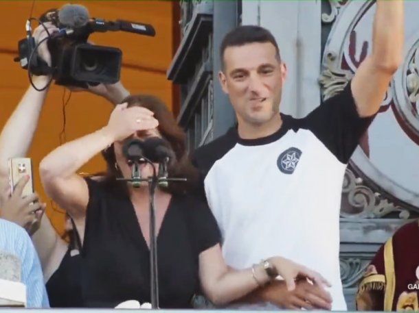 El insólito error de la alcaldesa de La Coruña al presentar a Lionel Scaloni 