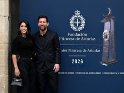 messi desato la locura en oviedo: rompio el protocolo y firmo camisetas en espana