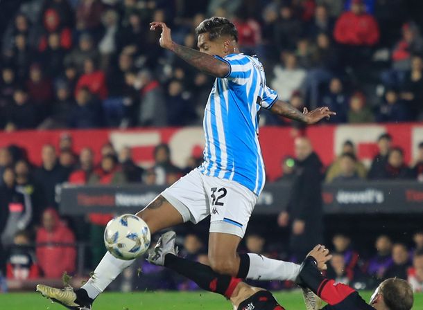 Racing se impuso ante Newells y ahora acompaña a Huracán en la cima