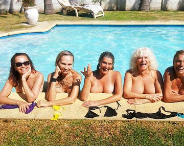 Las Extinguidas se desnudaron en la pileta