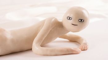 Hi Stranger, el extraño video que se viralizó donde aparece un muñeco desnudo Hi Stranger, el extraño video que se viralizó donde aparece un muñeco desnudo