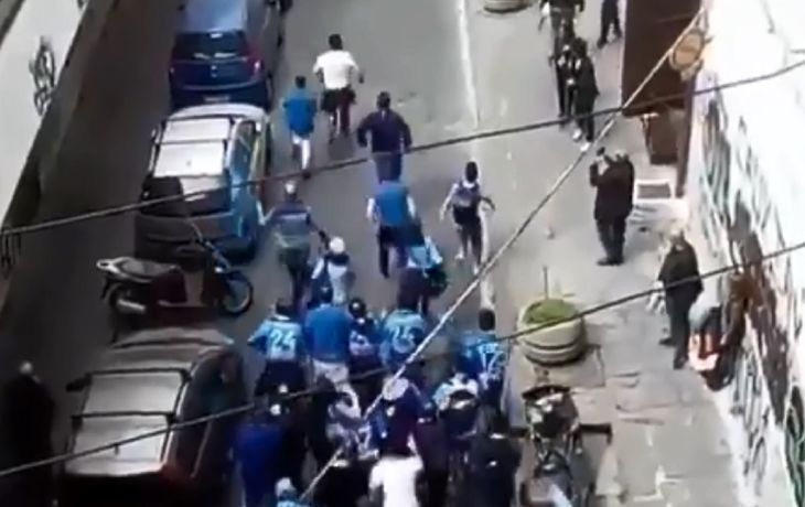 Las hinchadas de la Juventus y el Nápoli se cruzaron en un callejón...¡y pasó esto!
