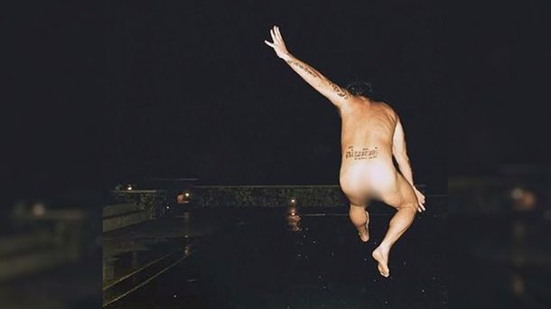 ¿Quién es la estrella que mostró la cola en la tapa de su nuevo CD?