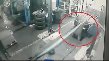 Un mecánico no prestó atención y se cayó en una fosa Un mecánico no prestó atención y se cayó en una fosa