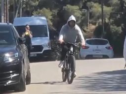 Messi salió a andar en bicicleta por las calles de Barcelona