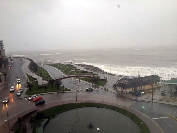 Mar del Plata, sin clases y con olas de hasta cinco metros por un temporal