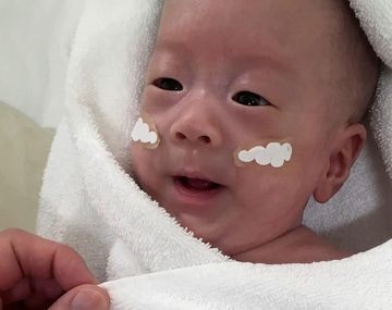 Le dieron el alta al bebé más pequeño del mundo: nació con 268 gramos