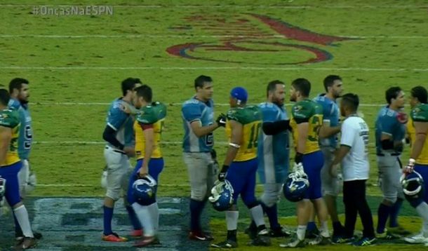 Los jugadores se saludan tras el histórico match (foto: captura ESPN)