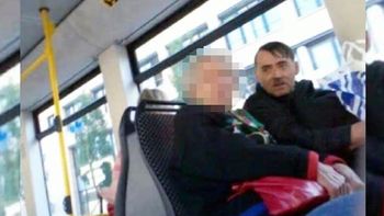 un imitador de hitler cobra por sacarse fotos con el un imitador de hitler cobra por sacarse fotos con el