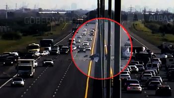 video: asi fue el violento choque en la autopista buenos aires - la plata video: asi fue el violento choque en la autopista buenos aires - la plata