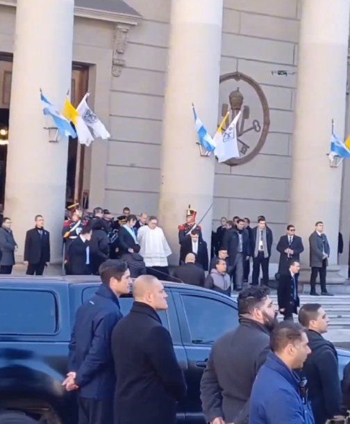 A Javier Milei se le complica salir a la calle: así lo insultaron afuera de la Catedral Metropolitana