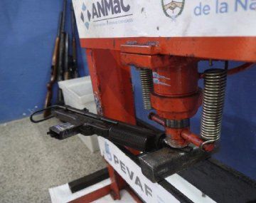 Santa Fe: en el primer día de desarme voluntario entregaron una ametralladora