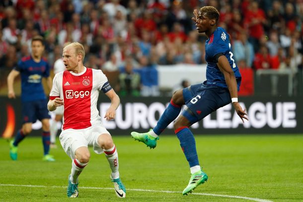 El remate de Pogba que terminará en gol del Manchester United