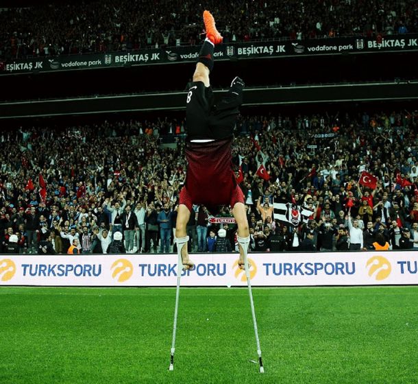 Uno de los campeones celebra con la multitud que presenció la final