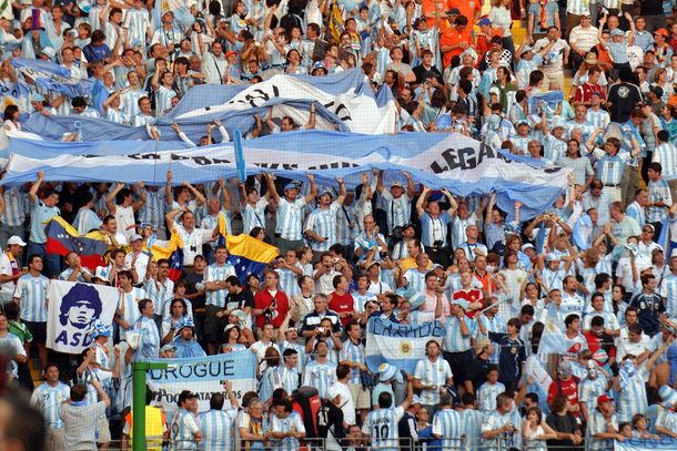Los hinchas argentinos quieren que vuelva al f&uacute;tbol