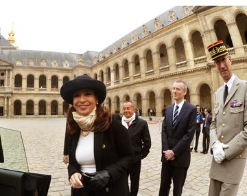 Cristina fue agasajada con honores militares en París