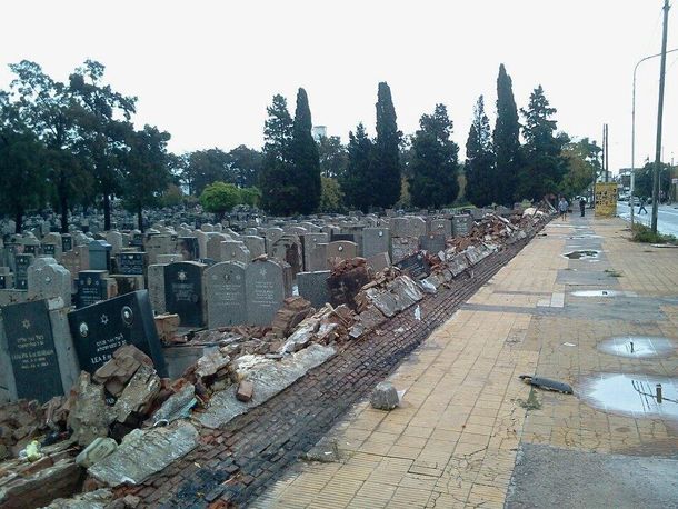Se desplomó un muro del cementerio judío de La Tablada