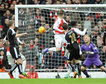 Arsenal venció a Leicester en un partido para el infarto