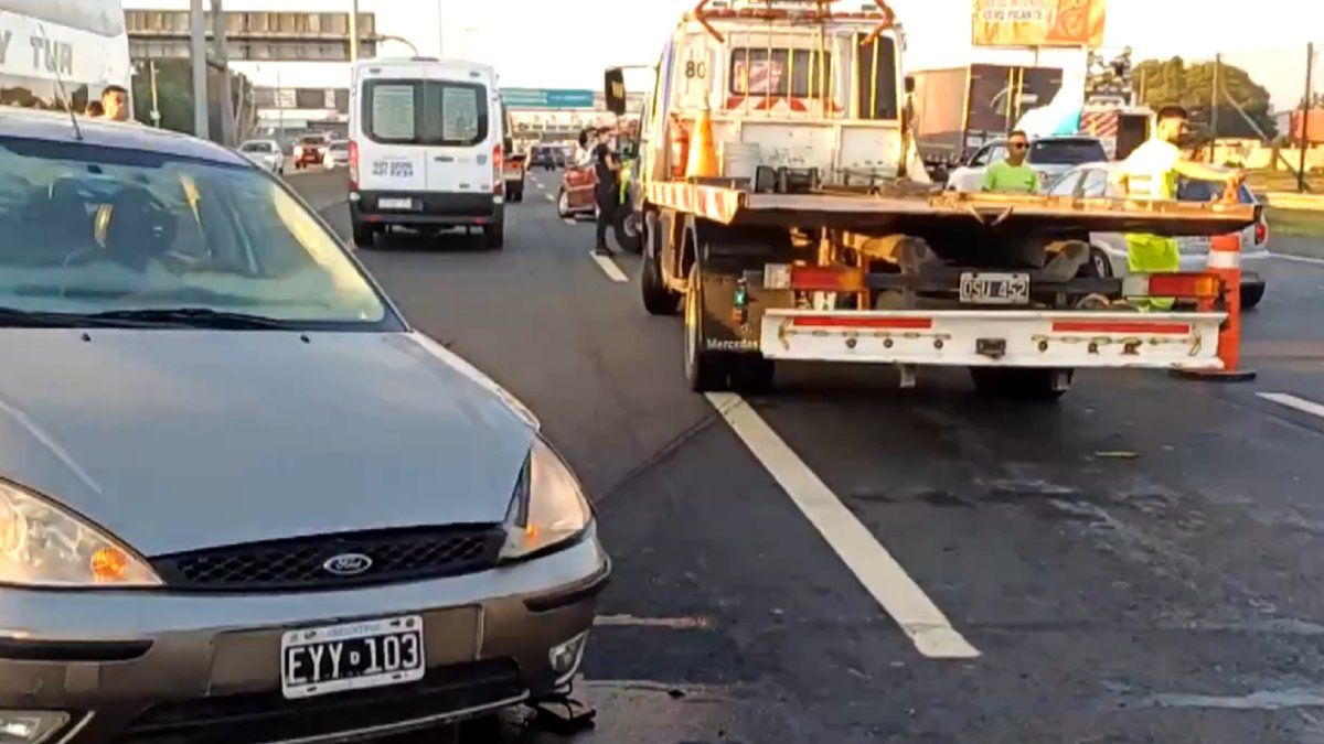 Fuerte choque entre un auto y una camioneta en la Autopista Buenos ...