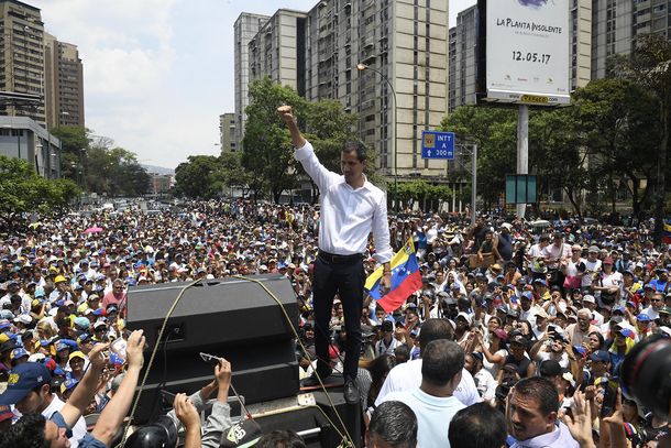 Nueva jornada de tensión y violencia en Venezuela: Maduro denuncia golpe de Estado